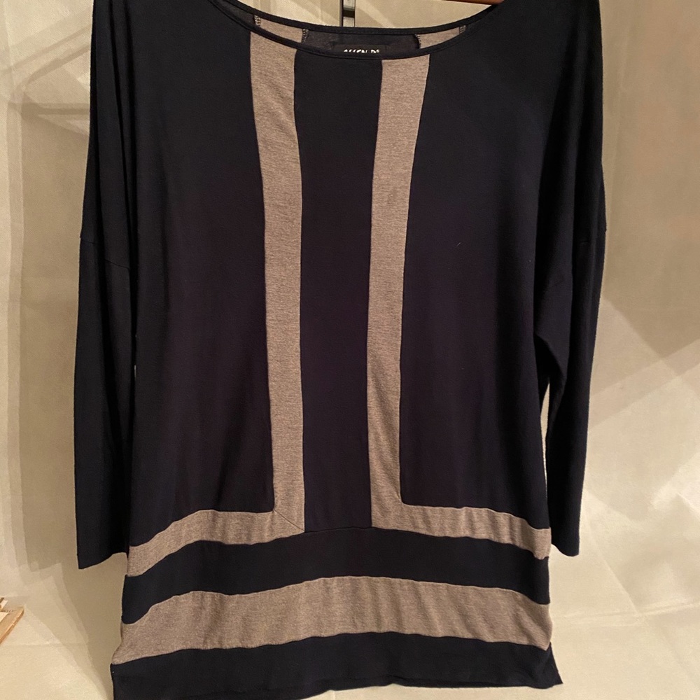 🦋Women’s Size L Navy and Gray Top🦋 - Picture 5 of 8